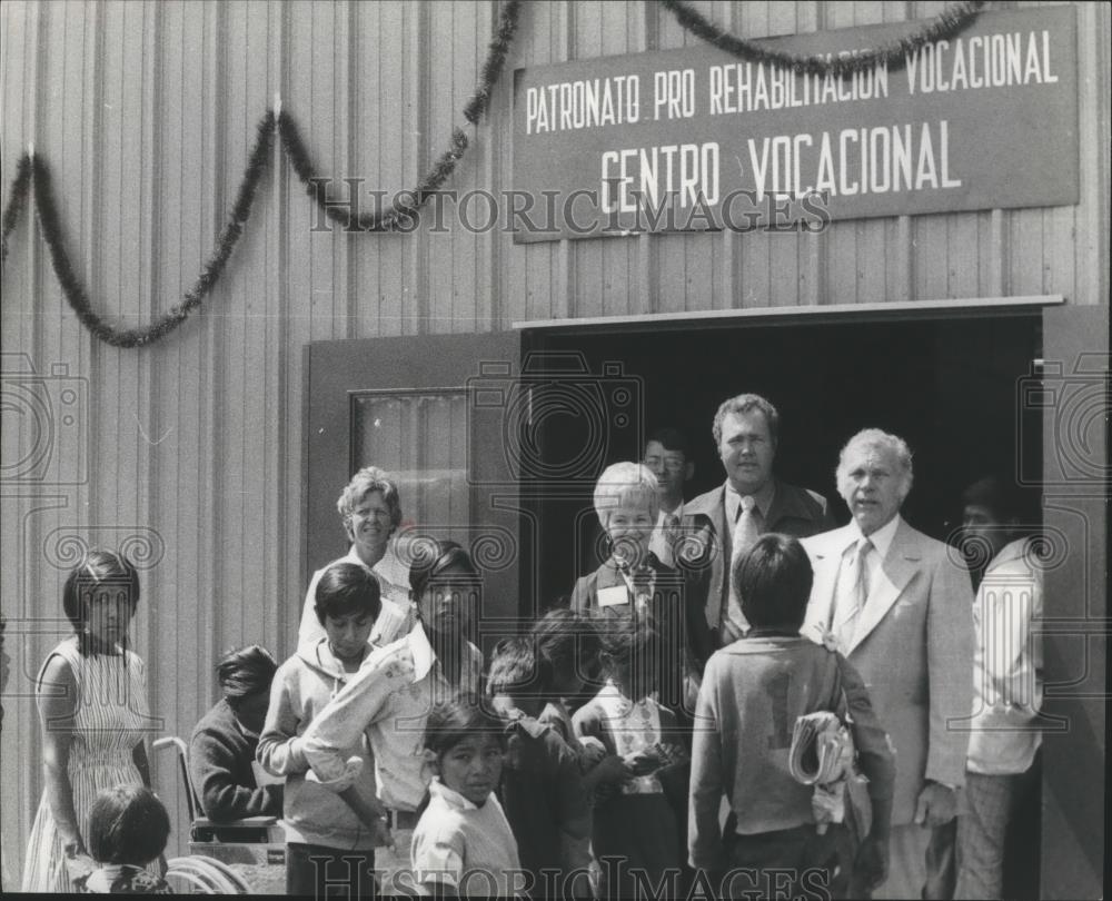 1977 Press Photo Jo Strong of Birmingham at Vocational Center in Guatemala - Historic Images