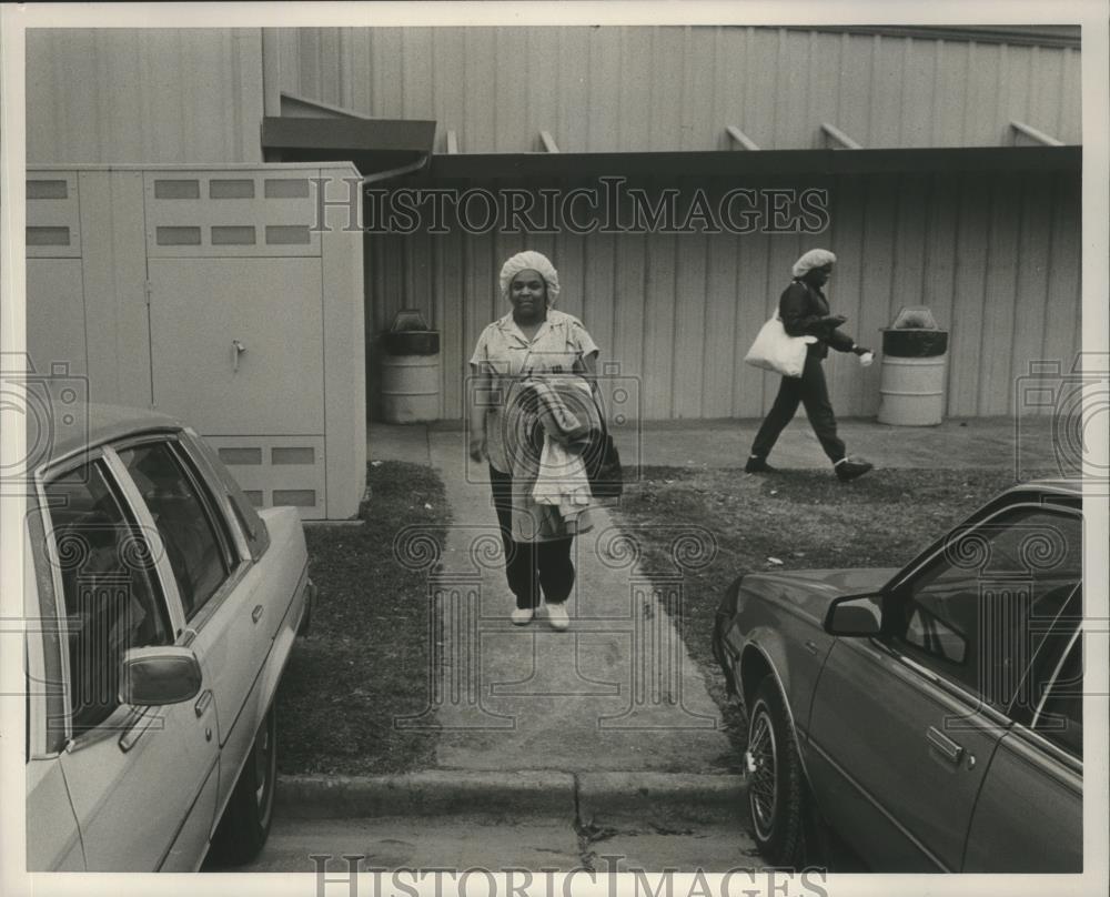 1987 Press Photo workers leaving Selma Apparel, Selma, Alabama - abna12036 - Historic Images