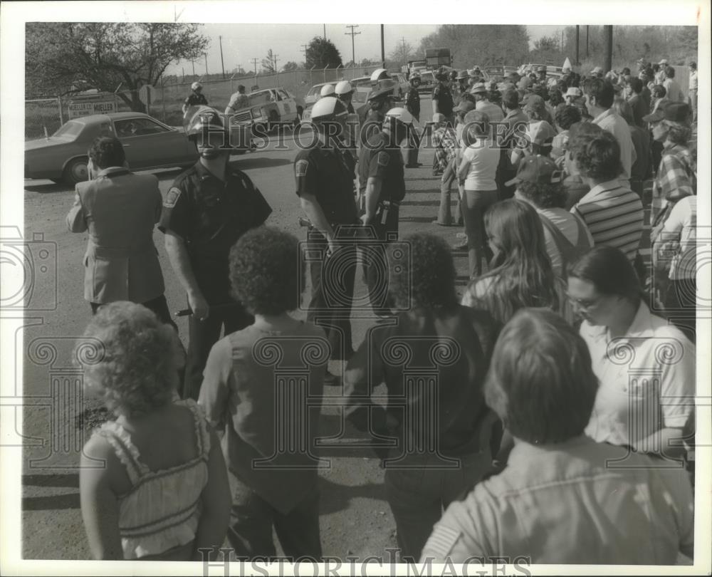 1980 Press Photo Police face crowd gathered at Albertville plant, Alabama - Historic Images