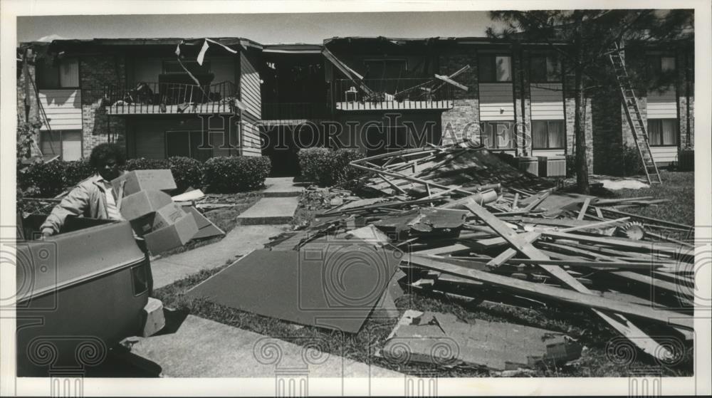 1991 Press Photo Ulysses G. Belser moves from his apartment after storm, Alabama - Historic Images