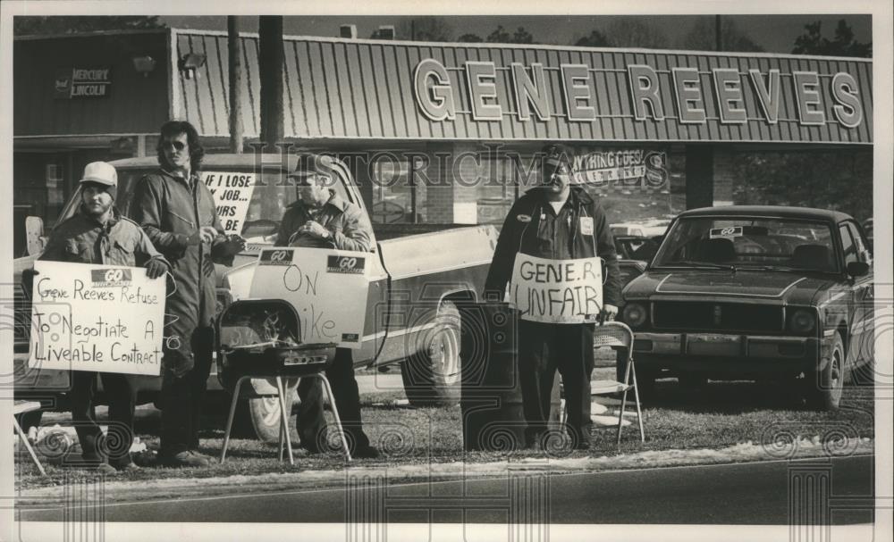 1988 Press Photo Gene Reeves Motors employees picketing dealership, Alabama - Historic Images