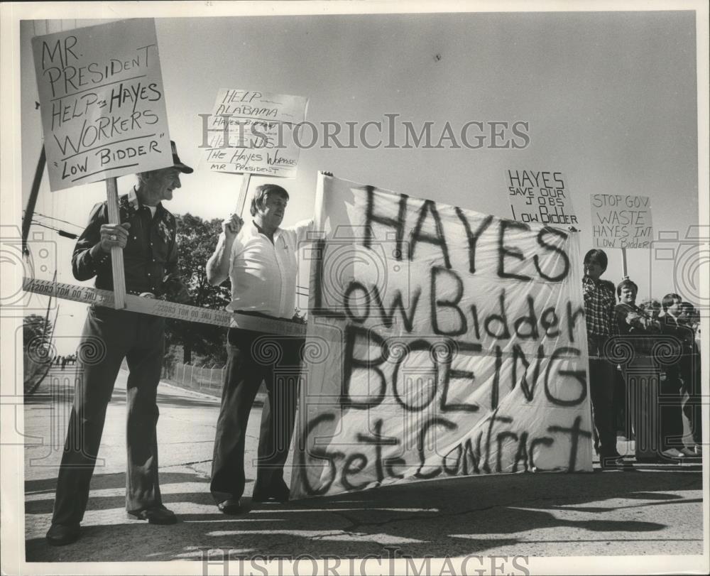 1986 Press Photo Hayes workers protest as President Regan arrives, Birmingham - Historic Images