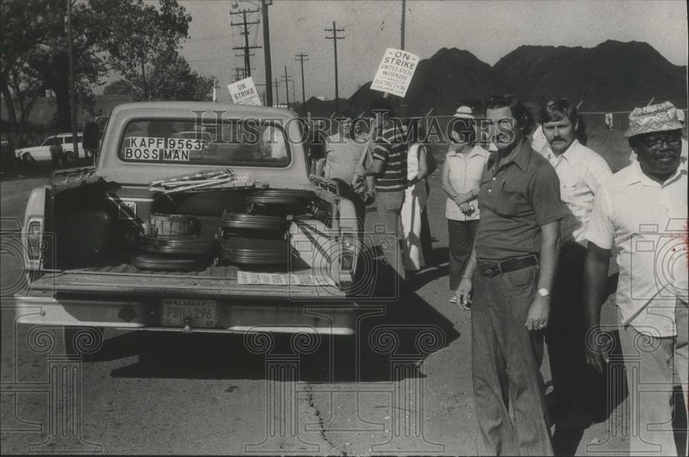 1977 Press Photo Pickets keeper vigil at Jim Walter Resources Plant, Alabama - Historic Images