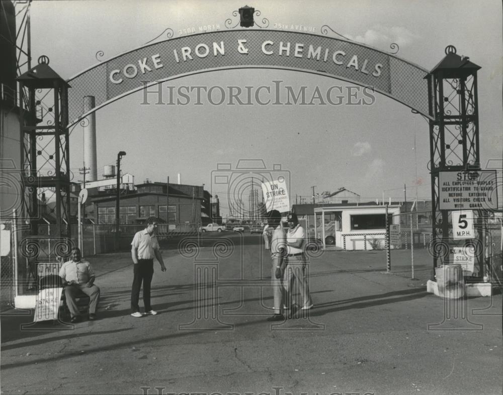 1977 Press Photo Pickets at Jim Walter Resources Coke plant, Alabama - abna12184 - Historic Images