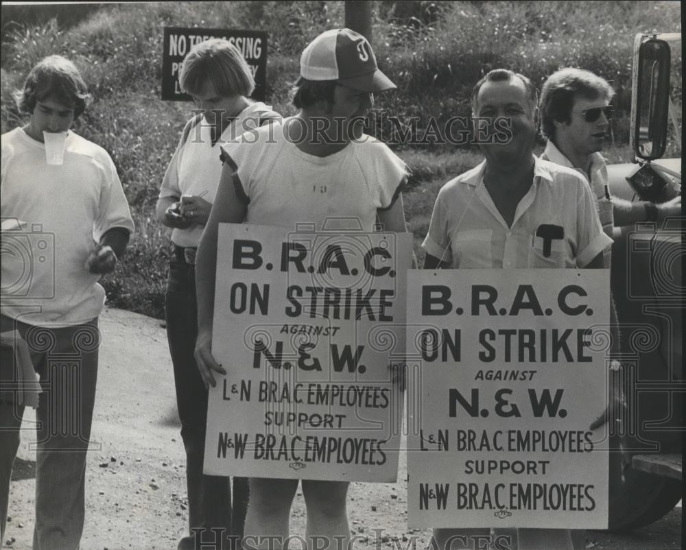 1978 Press Photo Men carrying 'sympathy' picket signs, Alabama - abna12197 - Historic Images