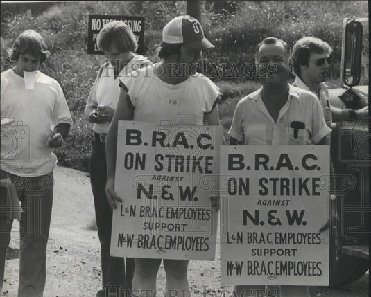 1978 Press Photo Men carrying 'sympathy' picket signs, Alabama - abna12197 - Historic Images