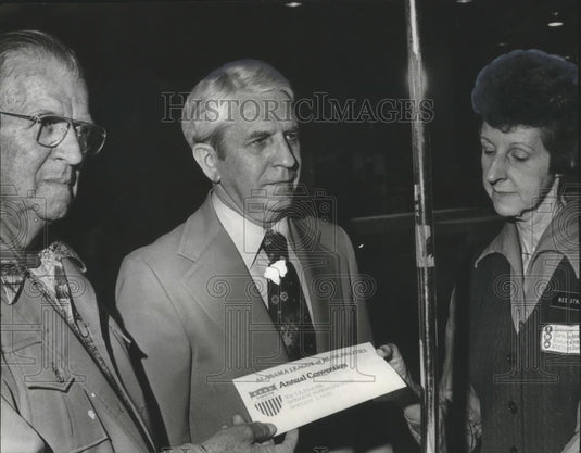 1976 Press Photo Alabama City Leaders Arrive to Convention - abna12211 - Historic Images