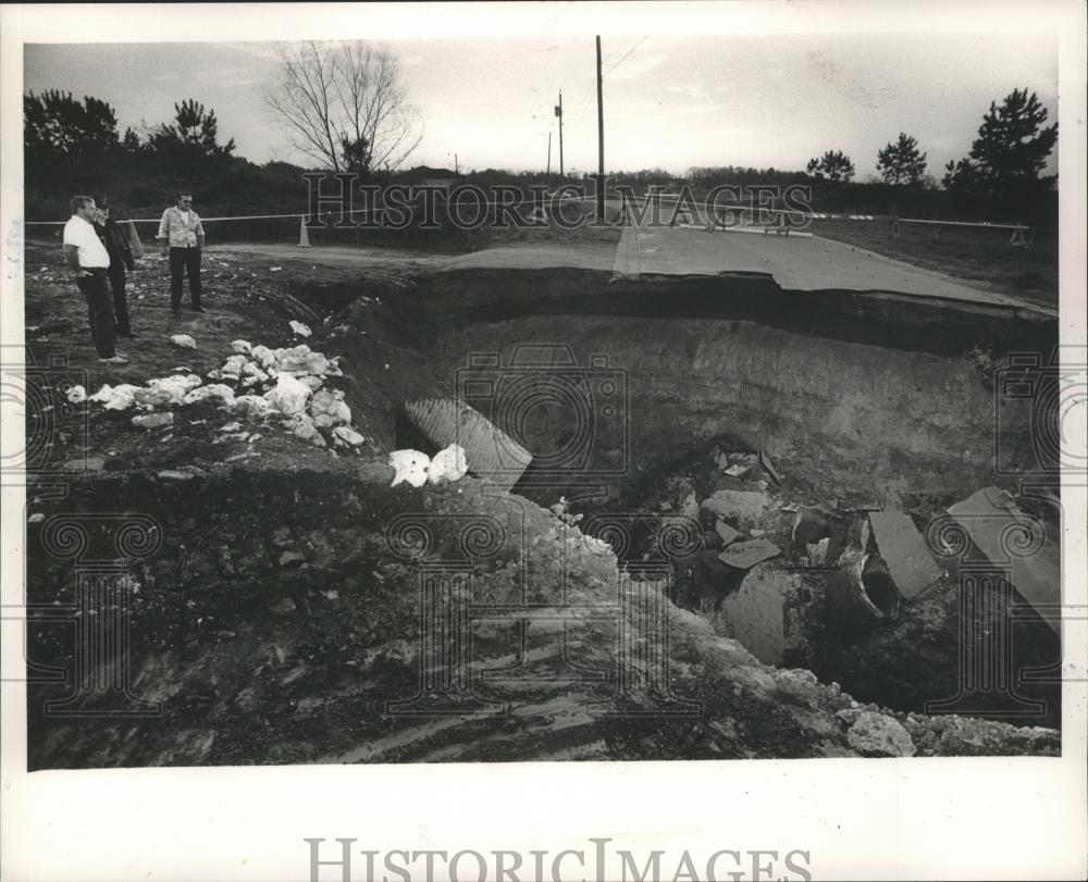 1986 Press Photo Alabaster, Alabama, officials, sinkhole on Yellowhammer Drive - Historic Images