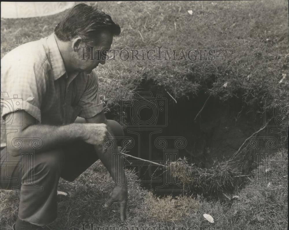 1977 Press Photo Mr. Ware and the sinkhole on his property in Alabama - Historic Images