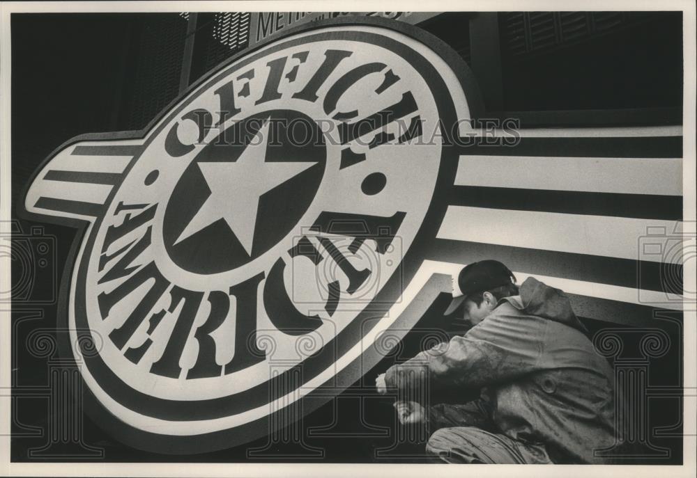 1989 Press Photo James Horton, McBride Sign Co., works on Office America sign - Historic Images