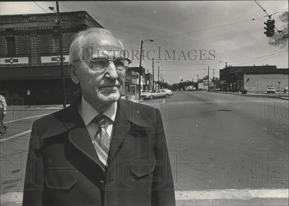 1982 Press Photo Former mayor Claud Smithson in downtown Fairfield, Alabama - Historic Images