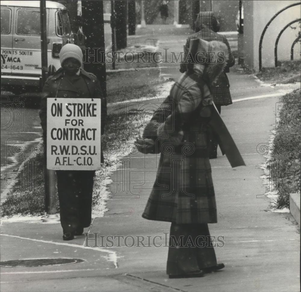 1979 Press Photo Workers of Retail and Wholesale Department Store Union strike - Historic Images