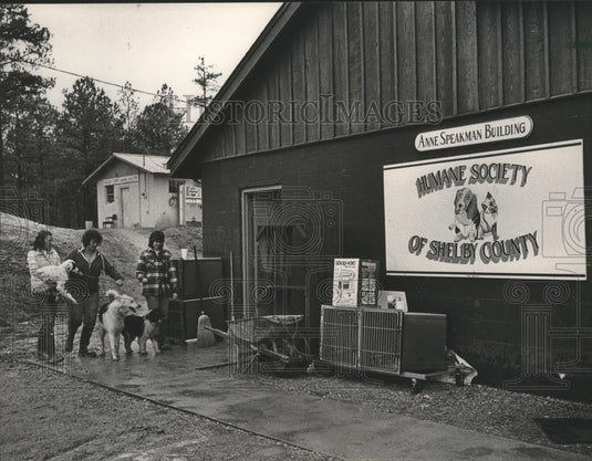 1984 Press Photo Anne Speakman & workers, Shelby County Humane Society, Alabama - Historic Images