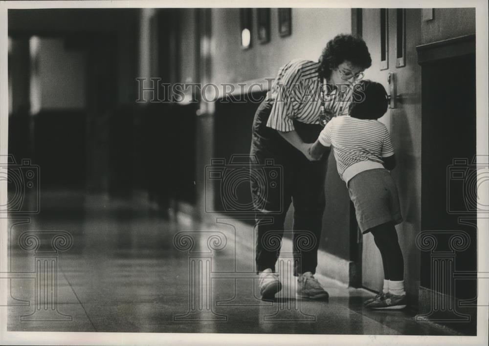 1987 Press Photo Teacher Judy Hayes helps student, Alabama Institute for Blind - Historic Images