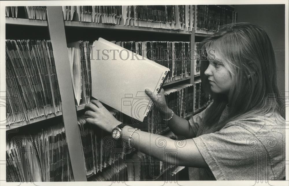 1991 Press Photo Talladega High student Tonya Tebo volunteers at courthouse - Historic Images