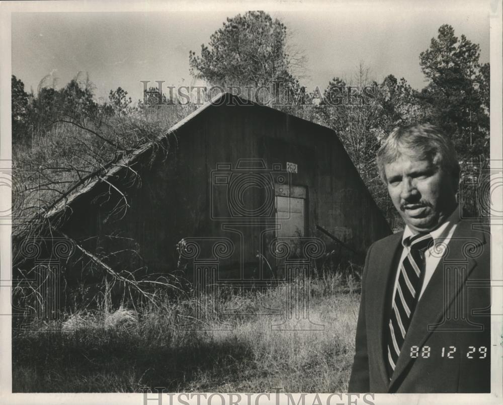 1988 Press Photo Mr. Yarbrough at Coose River storage annex, Talladega, Alabama - Historic Images