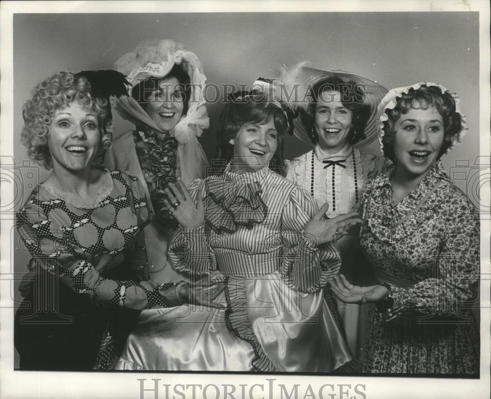 1976 Press Photo Singers "Sweet Adelines" dressed in 1890 costumes - abna12412 - Historic Images