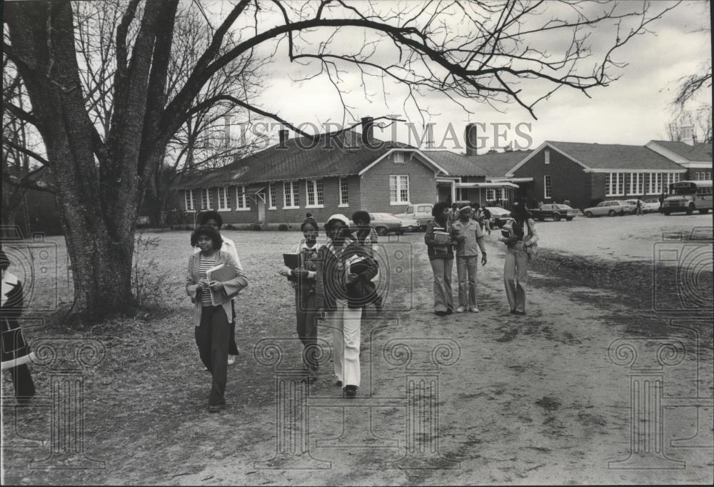 1978 Press Photo Students walk to class Suttle, Alabama - abna12415 - Historic Images