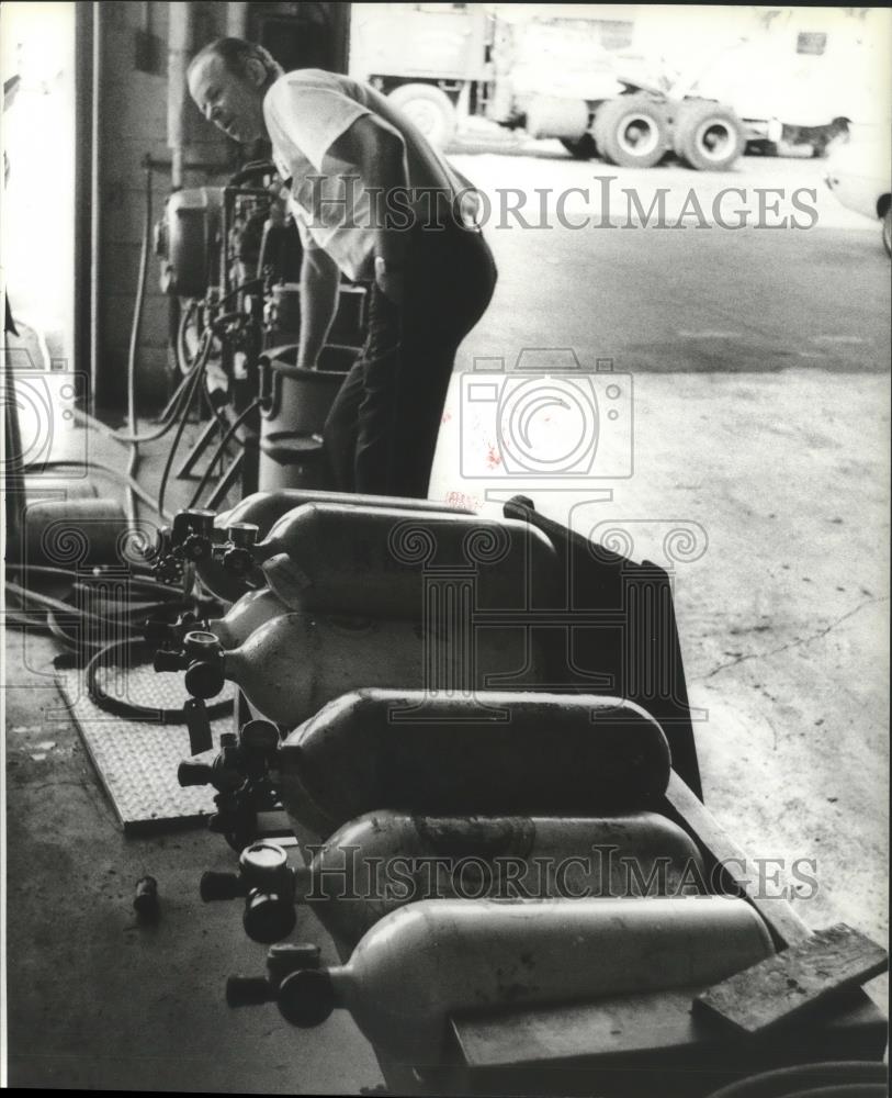 1979 Press Photo Man working in industrial setting, Birmingham, Alabama - Historic Images