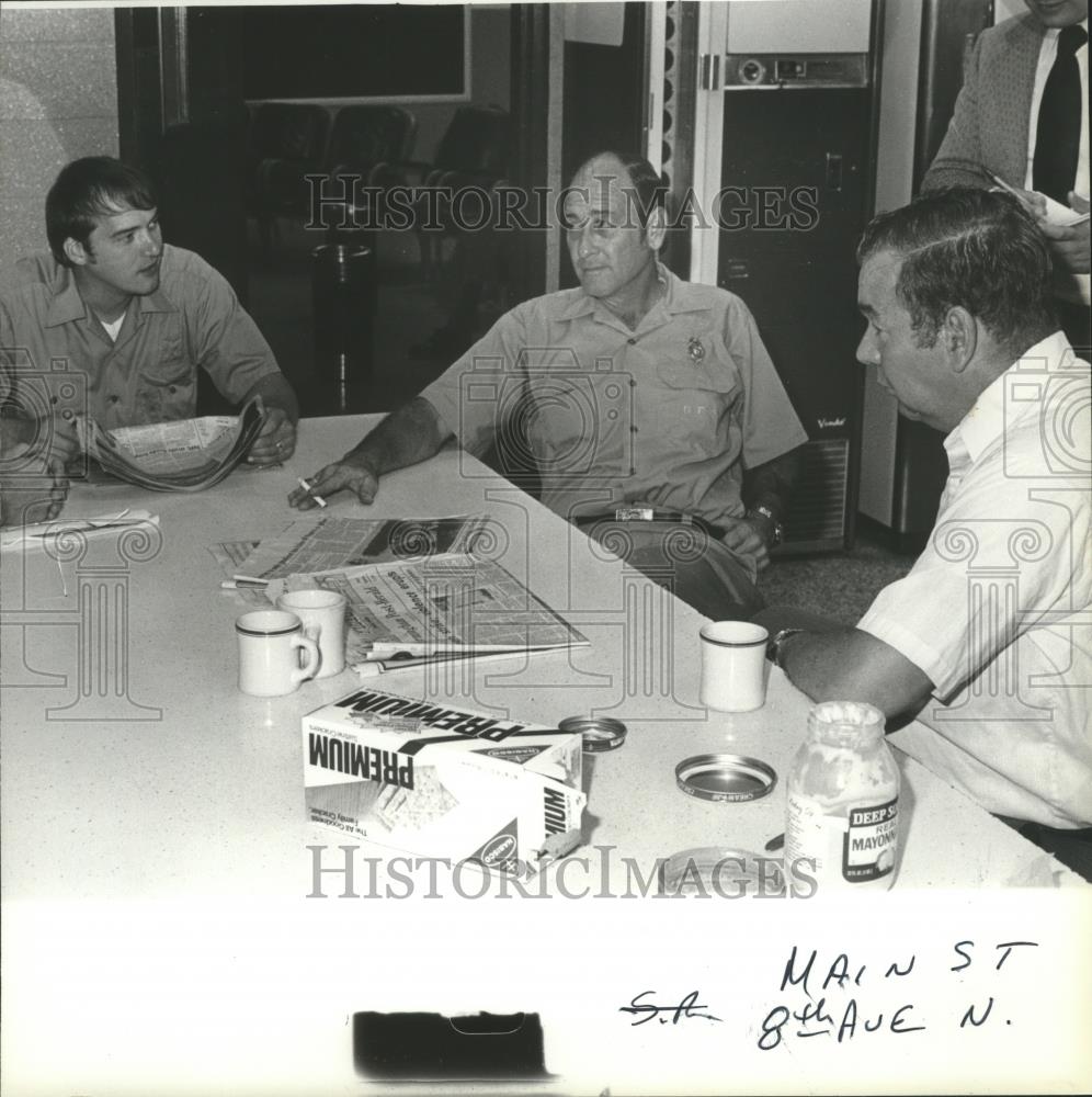 1979 Press Photo Men at table at Main Street and 8th Avenue, Birmingham, Alabama - Historic Images