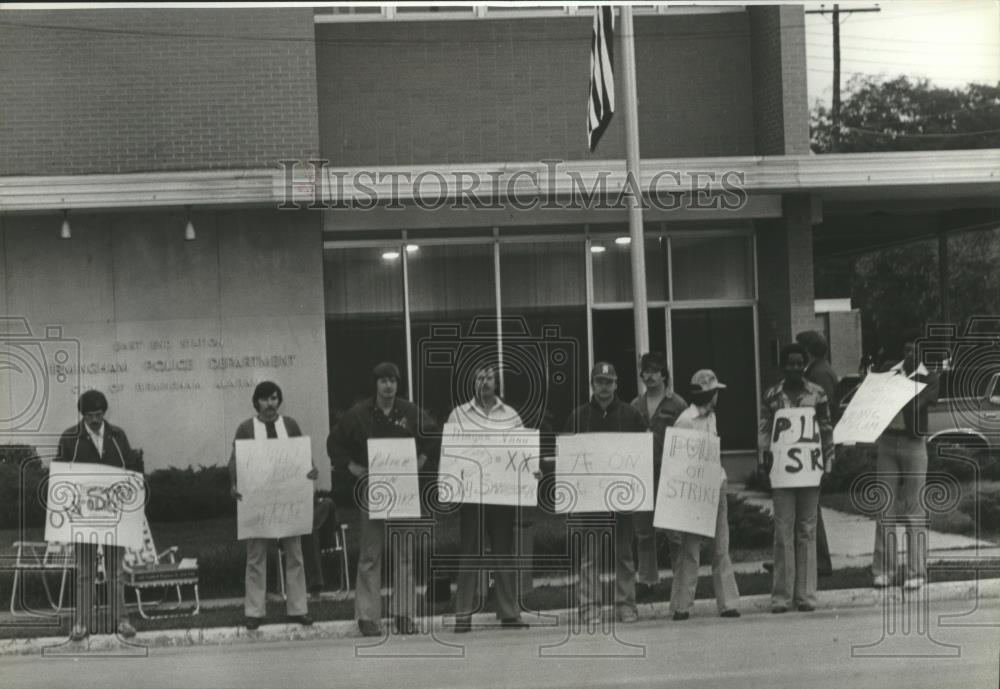 1979 Press Photo Strikers hold signs, Birmingham, Alabama - abna12456 - Historic Images