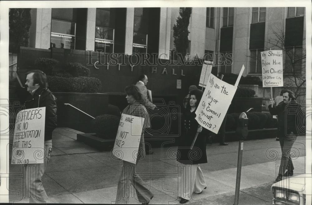 1977 Press Photo Police officers picket City Hall, Birmingham, Alabama - Historic Images