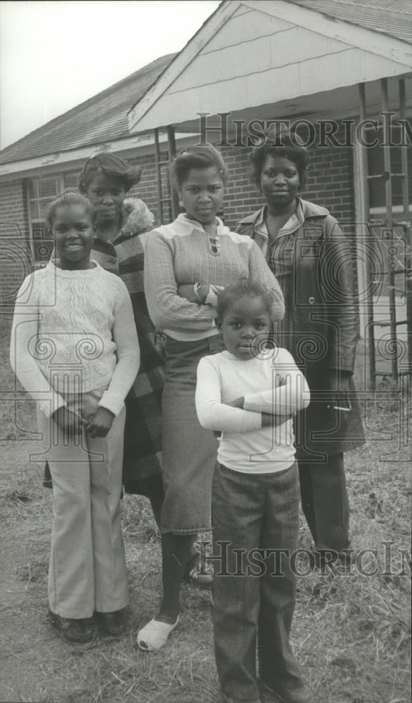 1980 Press Photo Sims family in front of new home, Selma, Alabama - abna12511 - Historic Images