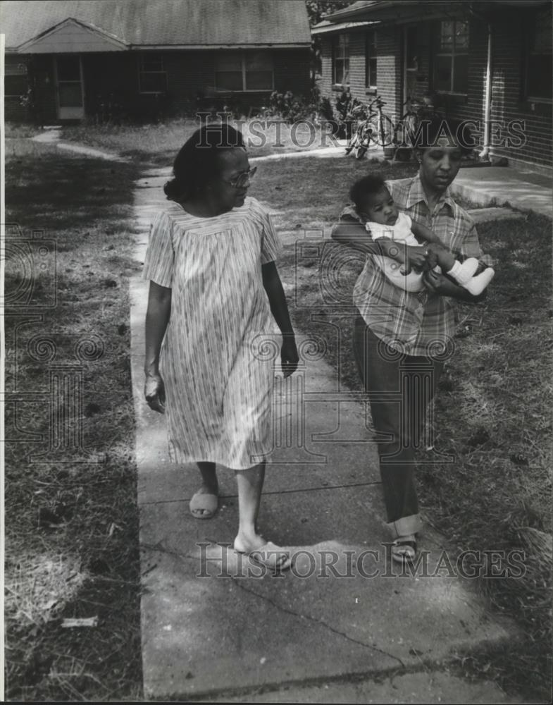 1982 Press Photo Family out for a walk at Craig Field, Selma, Alabama - Historic Images