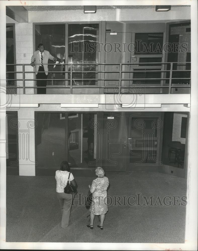 1978 Press Photo Visitors and staff at the new Shelby County jail, Alabama - Historic Images