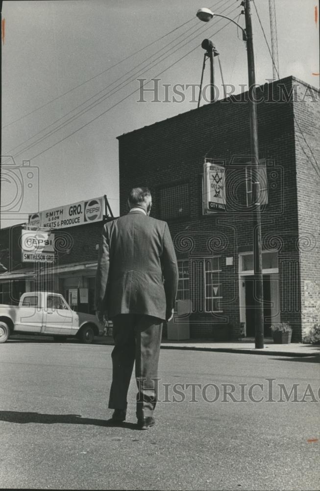1976 Press Photo Vincent Mayor D. B. Smith walks toward City Hall, Alabama - Historic Images