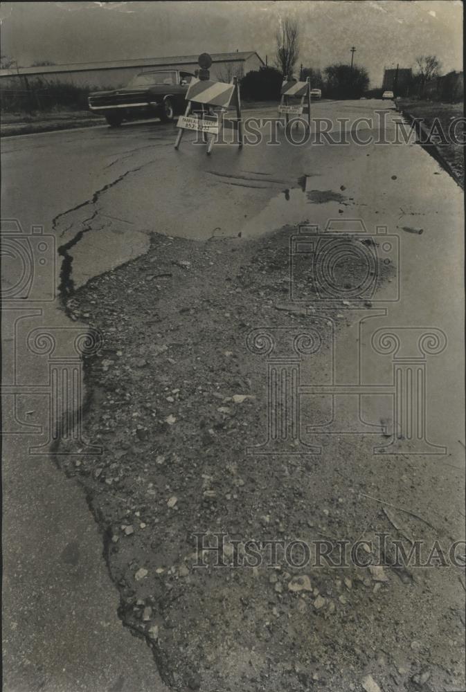 1978 Press Photo Cracked street and sinkhole in Birmingham, Alabama - abna12592 - Historic Images