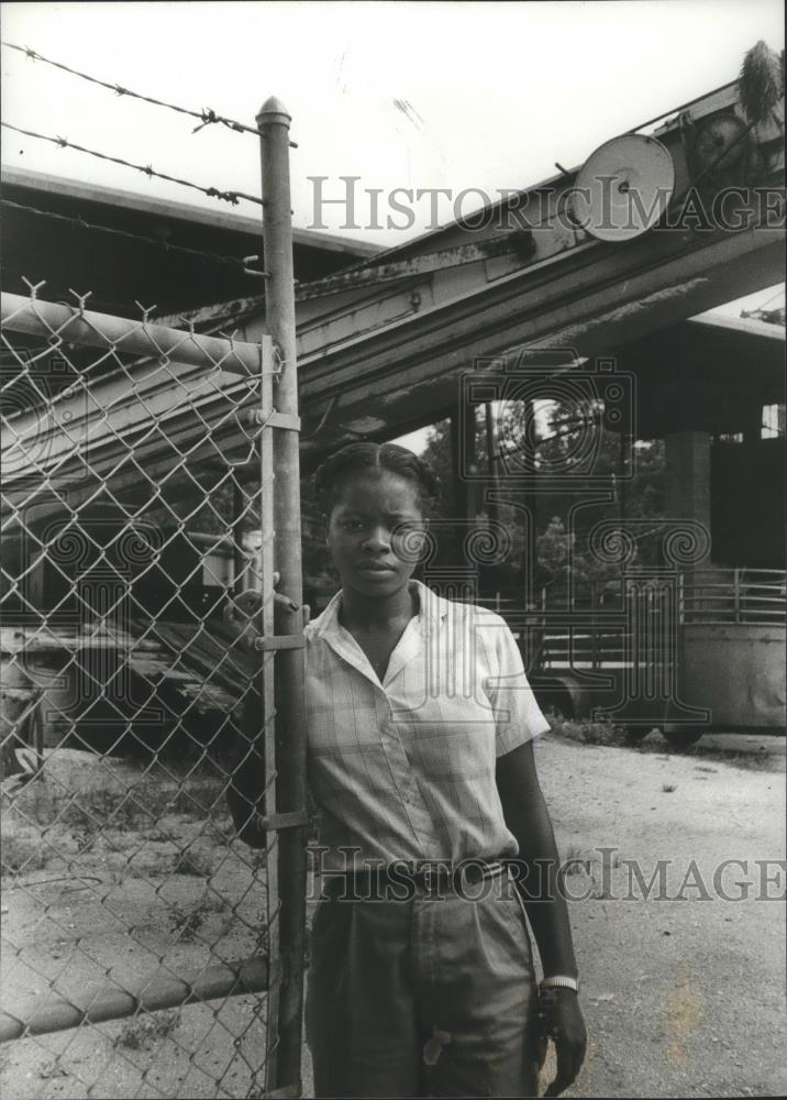 1981 Press Photo Linda Essex in front of rusting conveyor equipment, Alabama - Historic Images