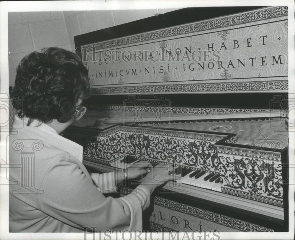 1978 Press Photo Mrs. Lumby plays harpsichord at Montevallo University, Alabama - Historic Images