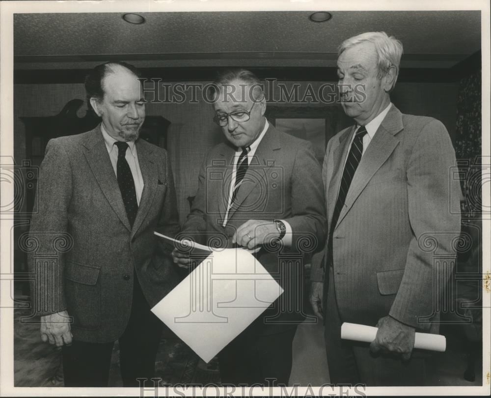 1987 Press Photo University of Alabama Search Committee Members View Resumes - Historic Images