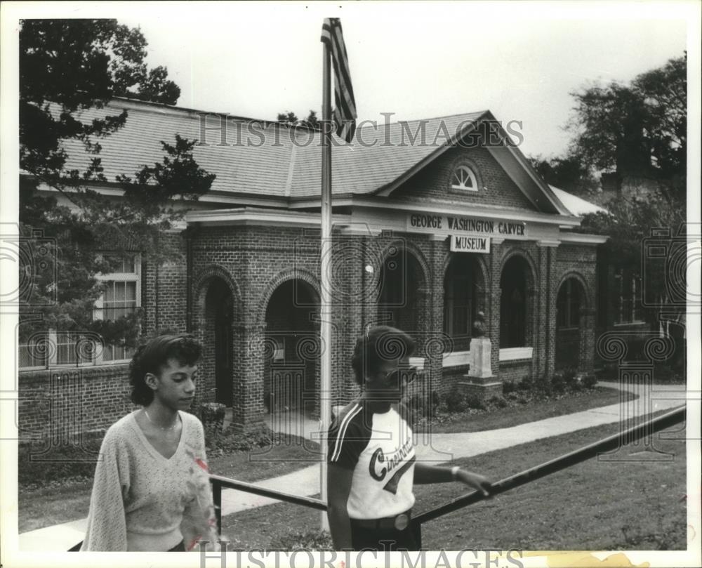 1979 Press Photo Visitors at George Washington Carver Museum, Tuskegee, Alabama - Historic Images