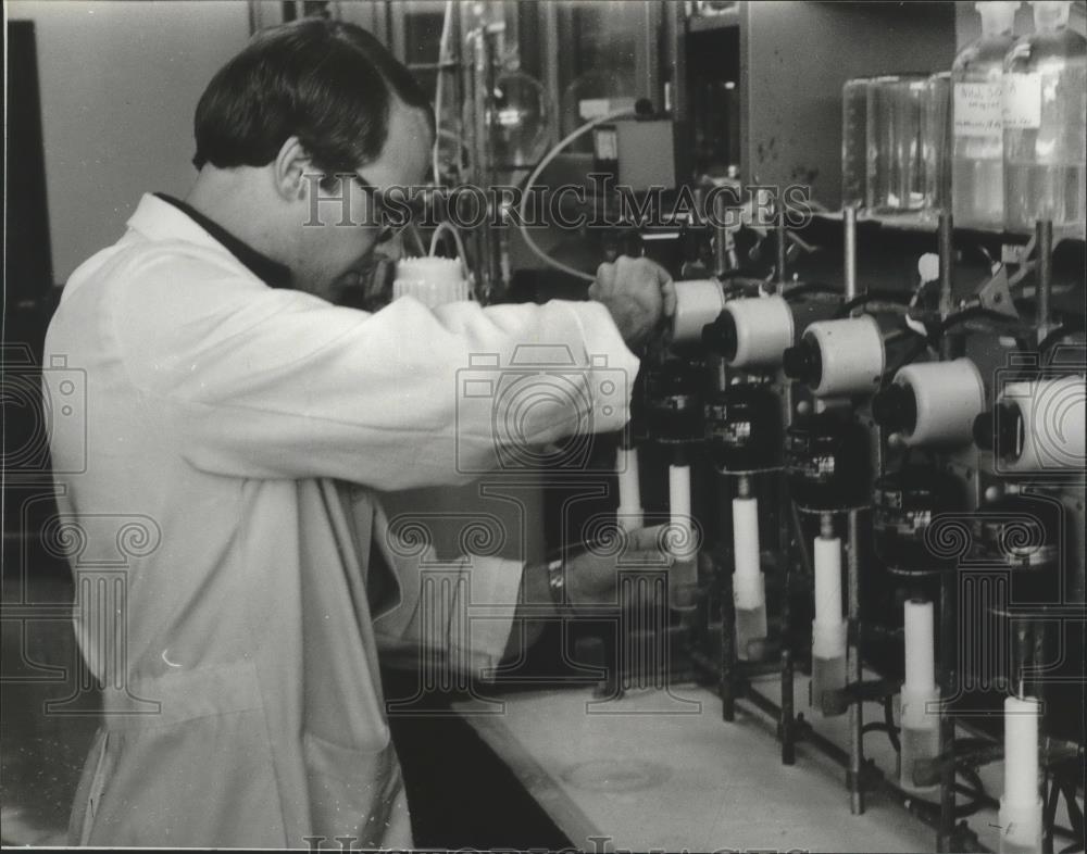 1981 Press Photo Gene Ellison at Radiological Lab, Tennessee Valley Authority - Historic Images