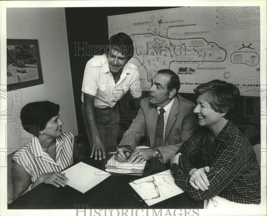 1980 Press Photo Committee discusses Trussville's Main Street, Alabama - Historic Images