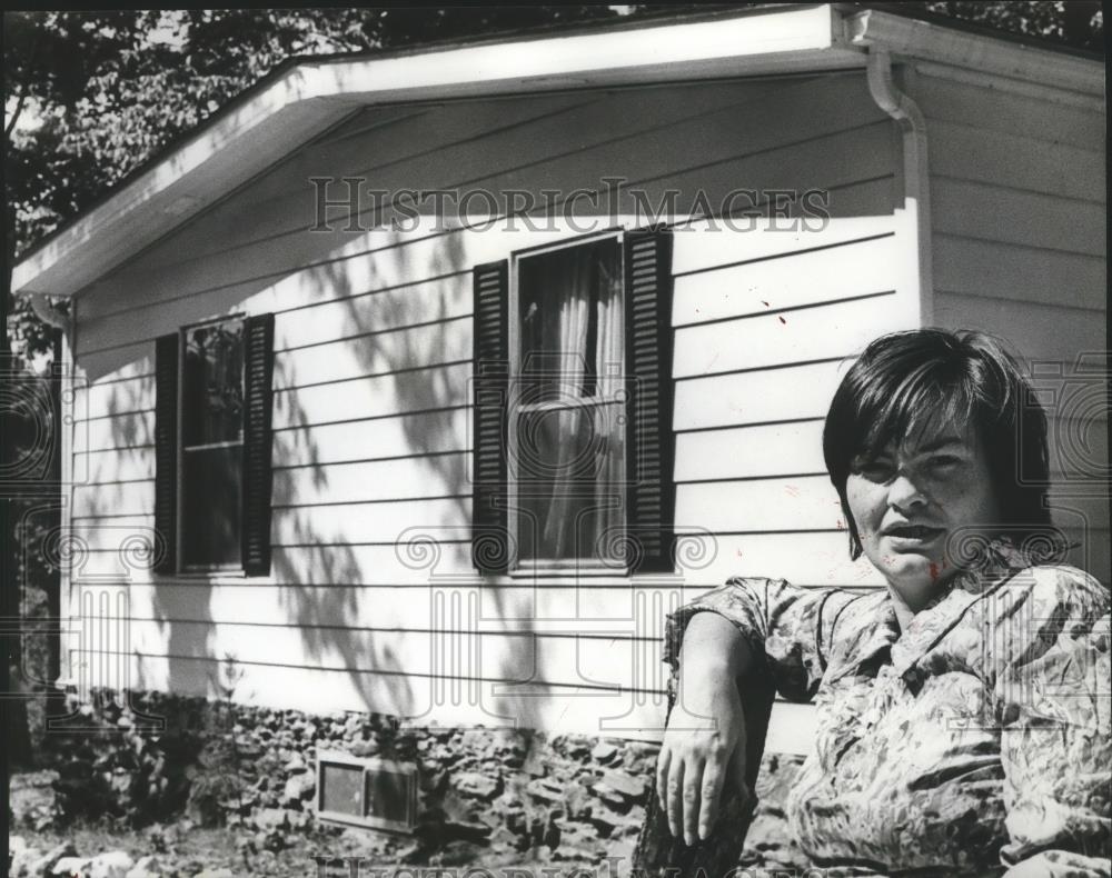 1978 Press Photo Mrs. White, Woodland Lake Estates, Alabama, Ponders Ownership - Historic Images