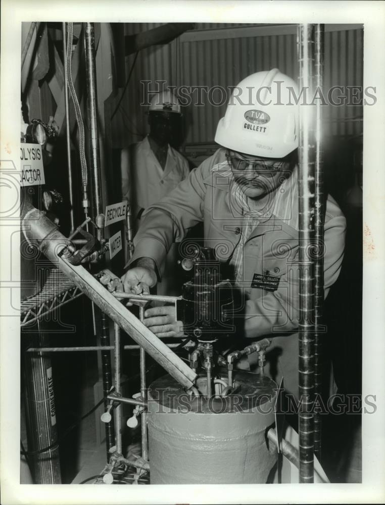 1982 Press Photo Larry Gullet at fertilizer plant, Tennessee Valley Authority) - Historic Images