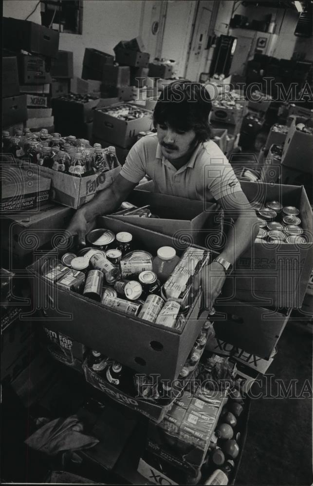 1983 Press Photo Johnny Shore loads food at United Way Food bank, Alabama - Historic Images