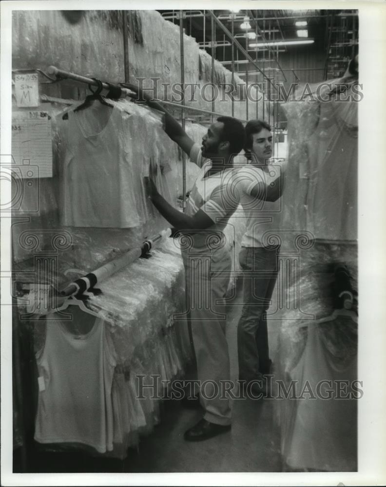 1981 Press Photo Workers at Niki-Lu shipping department, Talladega, Alabama - Historic Images