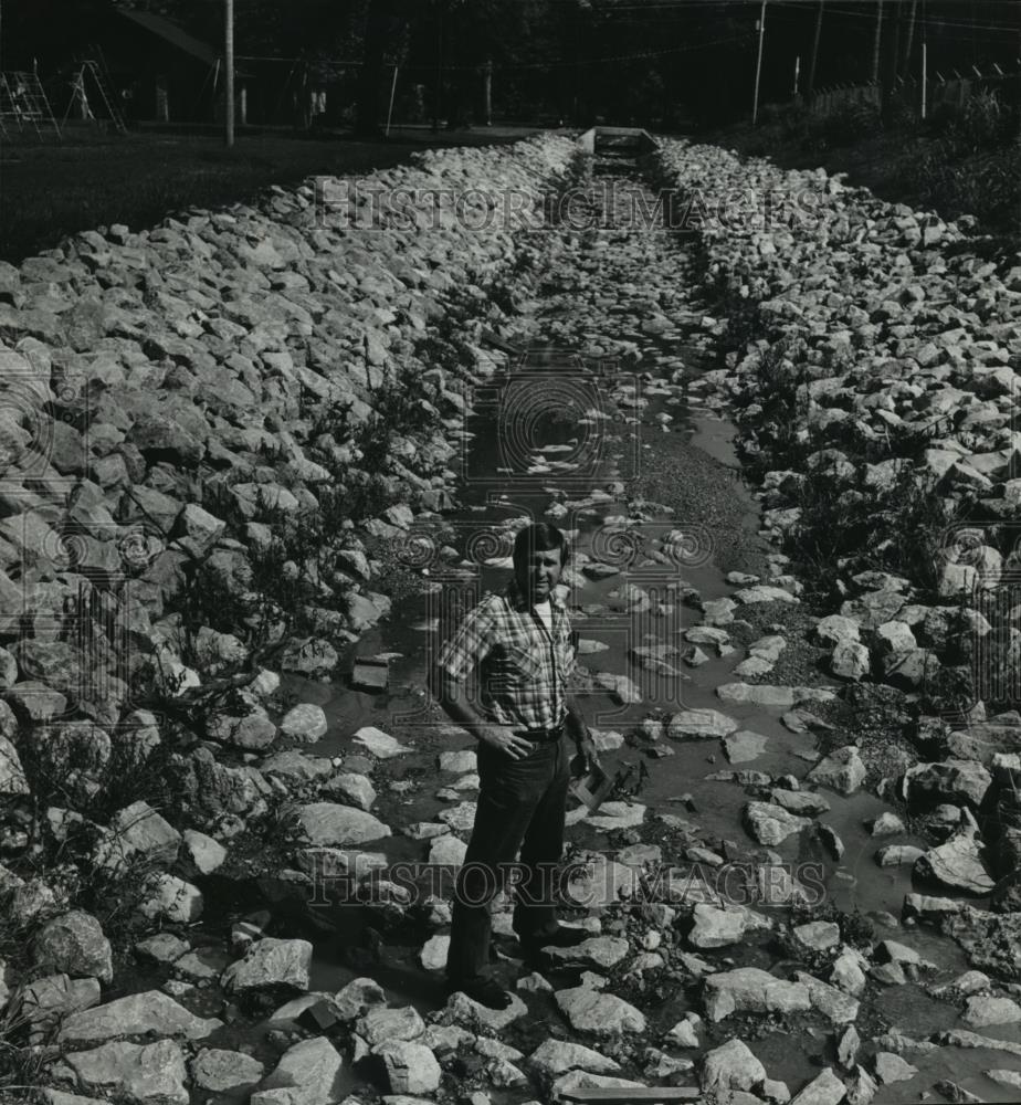 1982 Press Photo Friday stands on Noble Park&#39;s new drainage in Sylacauga - Historic Images