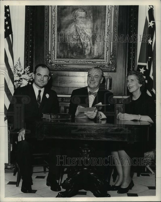 Press Photo Scene at "Little White House" under painting of Jefferson Davis - Historic Images