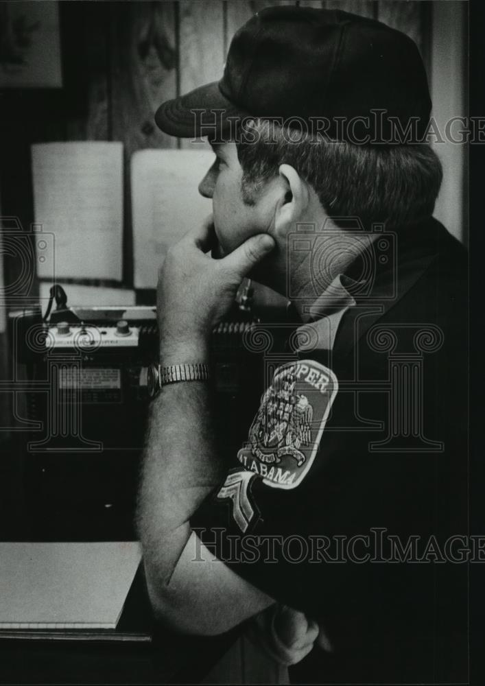 1979 Press Photo State trooper works during a strike at Birming Police District - Historic Images