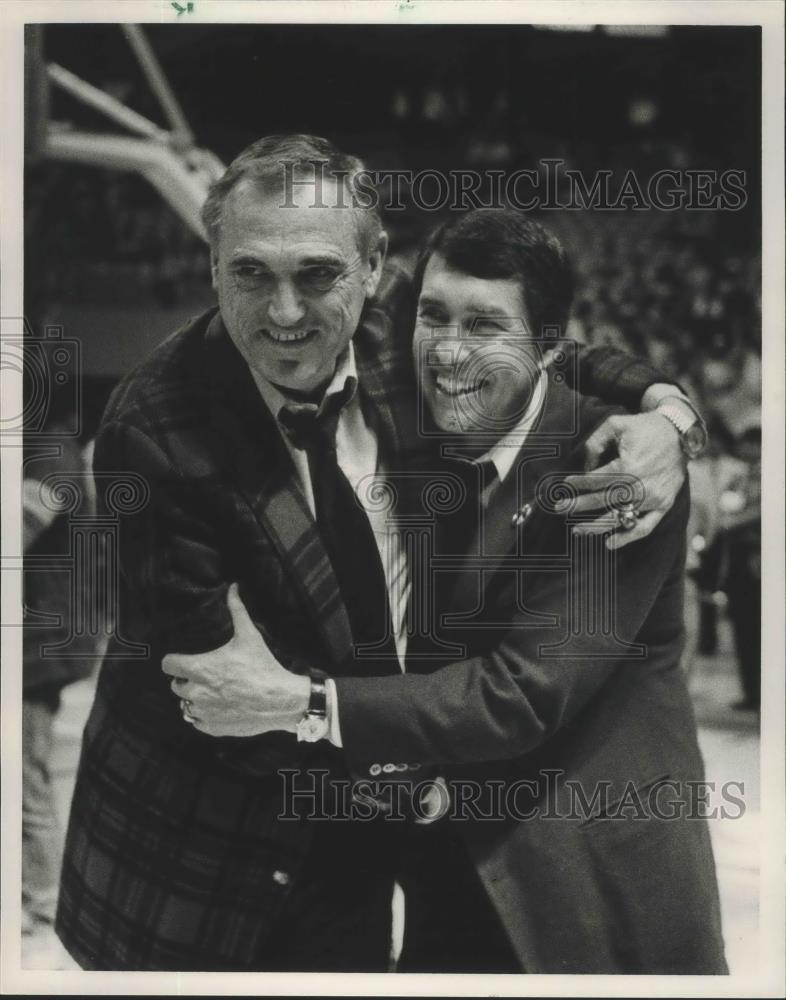 1989 Press Photo Alabama Coach Wimp Sanderson With Basketball Great Jerry Sloan - Historic Images