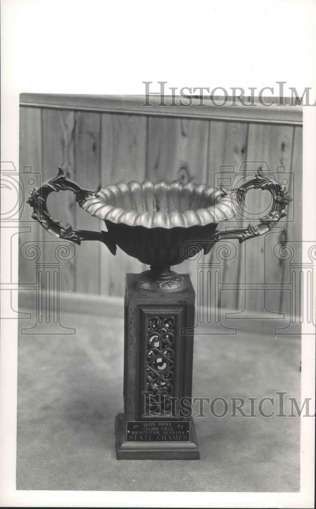 1986 Press Photo Iron Bowl Football Trophy For Auburn Versus Alabama Game Winner - Historic Images