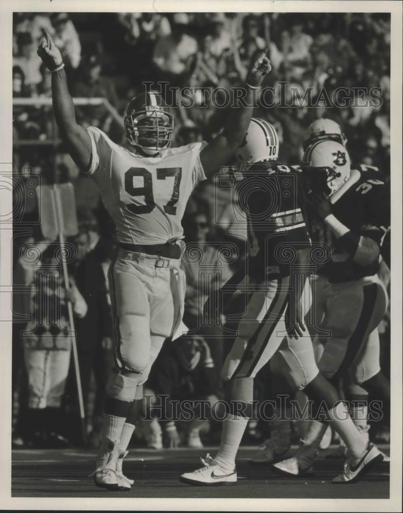 1985 Press Photo Alabama Football Player Jubilant While Dejected Auburn Walk Off - Historic Images