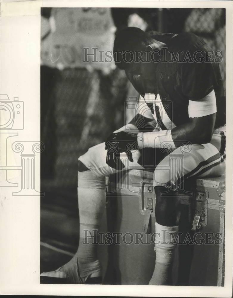 1986 Press Photo Alabama Football Player On Sideline In Iron Bowl Against Auburn - Historic Images