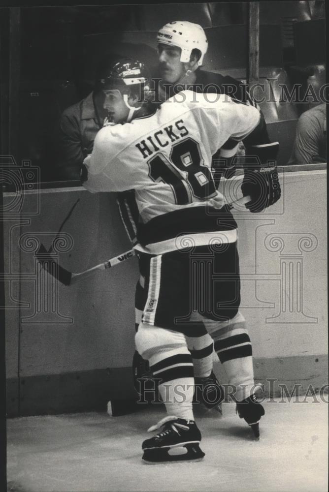 1983 Press Photo Birmingham South Stars Defenseman Glen Hicks Blocks Opponent - Historic Images