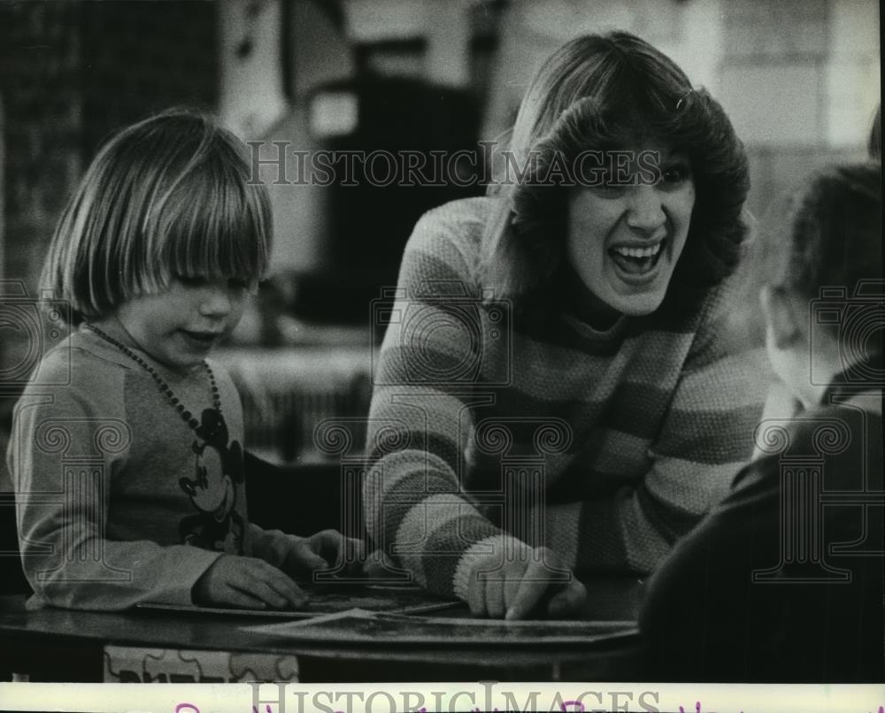 1982 Press Photo Plymouth Children&#39;s Center Staff Member, Bette Cira, With Kids - Historic Images